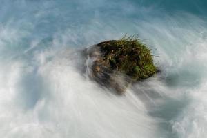 singola pietra nel fiume selvaggio foto