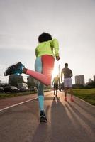 gruppo multietnico di persone che fanno jogging foto