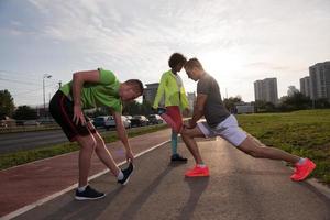 gruppo multietnico di persone che fanno jogging foto