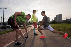 gruppo multietnico di persone che fanno jogging foto