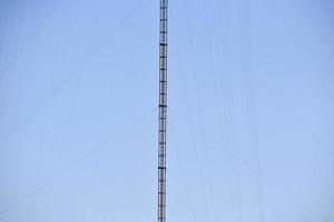 la torre contro il cielo blu foto