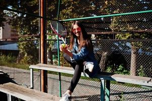 giovane ragazza sportiva con racchetta da tennis sul campo da tennis. foto