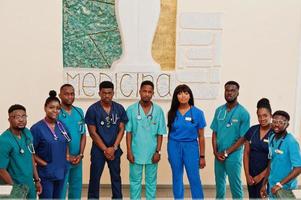 gruppo di studenti di medicina africani al college. foto