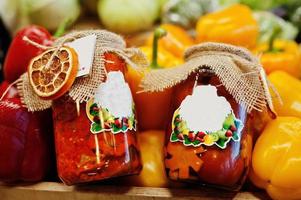 due peperoni dolci sottaceto arrostiti su vasetti sullo scaffale di un supermercato o di un negozio di alimentari. foto