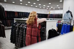 eleganza ragazza bionda in pelliccia al negozio di pellicce e giacche di pelle. foto