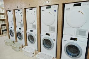 lavatrici nella lavanderia self service. foto