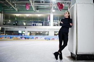 pattinatore artistico donna alla pista di pattinaggio su ghiaccio. foto