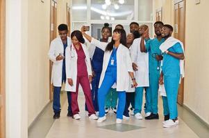 gruppo di studenti di medicina africani al college che fanno selfie insieme al telefono. foto