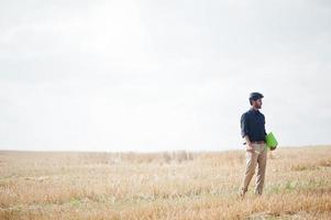 agronomo agricoltore del sud asiatico che ispeziona l'azienda agricola del campo di grano. concetto di produzione agricola. foto