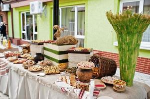 tavolo buffet di ricevimento con snack freddi, carne e insalate. foto