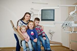 bambini alla poltrona del dentista. bambini dentali. foto