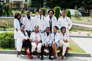 gruppo di studenti di medici africani vicino all'università di medicina all'aperto. foto