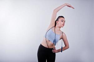 allegra attraente giovane donna fitness in leggings superiori e neri con corda per saltare isolato su sfondo bianco. foto