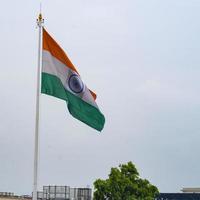 sventolando la bandiera indiana, bandiera dell'india, bandiera indiana che svolazza in alto a connaught place con orgoglio nel cielo blu, bandiera indiana, har ghar tiranga, sventolando la bandiera indiana foto