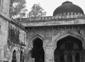 architettura mughal all'interno dei giardini di lodhi, delhi, india, si dice che la moschea del venerdì per la preghiera del venerdì, la moschea a tre cupole nel giardino di lodhi, sia la moschea del venerdì per la preghiera del venerdì, tomba del giardino di lodhi foto