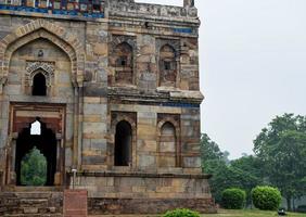 architettura mughal all'interno dei giardini di lodhi, delhi, india, si dice che la moschea del venerdì per la preghiera del venerdì, la moschea a tre cupole nel giardino di lodhi, sia la moschea del venerdì per la preghiera del venerdì, tomba del giardino di lodhi foto