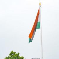 sventolando la bandiera indiana, bandiera dell'india, bandiera indiana che svolazza in alto a connaught place con orgoglio nel cielo blu, bandiera indiana, har ghar tiranga, sventolando la bandiera indiana foto