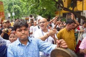 nuova delhi, india 01 luglio 2022 - un enorme raduno di devoti provenienti da diverse parti di delhi in occasione di ratha yatra o rathyatra. rath per lord jagannath trainato da persone, jagannath rath yatra foto
