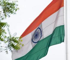 sventolando la bandiera indiana, bandiera dell'india, bandiera indiana che svolazza in alto a connaught place con orgoglio nel cielo blu, bandiera indiana, har ghar tiranga, sventolando la bandiera indiana foto