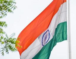 sventolando la bandiera indiana, bandiera dell'india, bandiera indiana che svolazza in alto a connaught place con orgoglio nel cielo blu, bandiera indiana, har ghar tiranga, sventolando la bandiera indiana foto