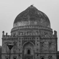 architettura mughal all'interno dei giardini di lodhi, delhi, india, si dice che la moschea del venerdì per la preghiera del venerdì, la moschea a tre cupole nel giardino di lodhi, sia la moschea del venerdì per la preghiera del venerdì, tomba del giardino di lodhi foto