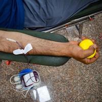 donatore di sangue al campo di donazione di sangue tenuto con una palla rimbalzante tenuta in mano al tempio di balaji, immagine per la giornata mondiale del donatore di sangue il 14 giugno di ogni anno, delhi, india, immagine per la giornata mondiale del donatore di sangue il 14 giugno foto