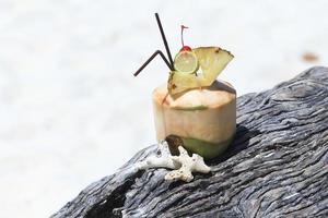 cocktail di cocco sulla spiaggia foto