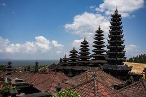 complesso besakih pura penataran agung, tempio indù di bali, indonesia foto