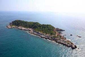 spiaggia in alto angolo di visione, incredibile vista sul mare della famosa destinazione turistica della Thailandia foto