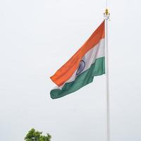 sventolando la bandiera indiana, bandiera dell'india, bandiera indiana che svolazza in alto a connaught place con orgoglio nel cielo blu, bandiera indiana, har ghar tiranga, sventolando la bandiera indiana foto