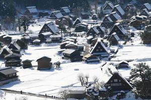 punto di vista al villaggio di gassho-zukuri, shirakawago, giappone foto