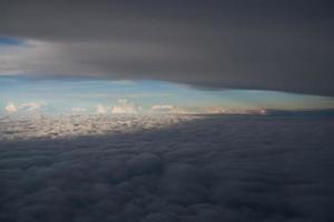 cielo blu dalla finestra dell'aeroplano foto