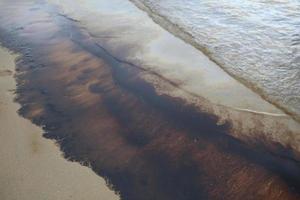 la fuoriuscita di petrolio nel Golfo è mostrata su una spiaggia foto