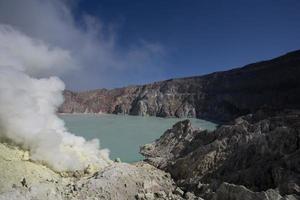 miniera di zolfo all'interno del cratere del vulcano ijen, java orientale, indonesia foto