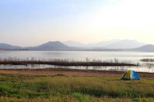 campeggio in riva al lago foto