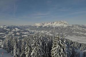 paesaggio montano invernale foto