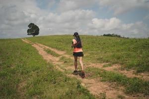 giovani donne attive trail runner sulla cima di una montagna nel pomeriggio, ultra maratoneti che si avventurano all'aperto foto