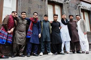 gruppo di pakistani che indossano abiti tradizionali salwar kameez o kurta. foto