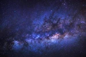 galassia della via lattea con stelle e polvere spaziale nell'universo. foto