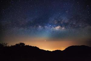 galassia della via lattea a doi luang chiang dao alta montagna nella provincia di chiang mai, tailandia.fotografia a lunga esposizione.con grano foto