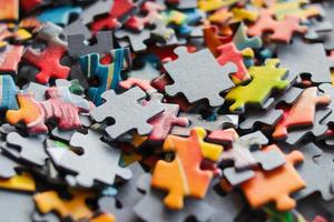 puzzle multicolori. gioco di famiglia. concetto di mettere insieme elementi disconnessi. sfondo puzzle