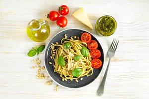 pasta con pesto fresco fatto in casa e ingredienti alimentari foto