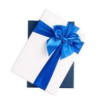 confezione regalo bianca con nastro blu isolato su sfondo bianco foto