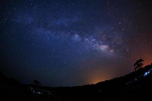 via lattea e silhouette di albero con nuvola. fotografia a lunga esposizione.con grana foto