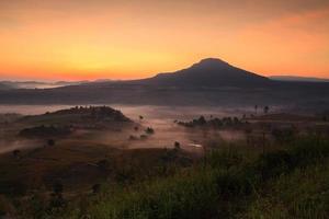 Foschia mattutina alba nel punto di vista di khao takhian ngo a khao-kho phetchabun, Tailandia foto