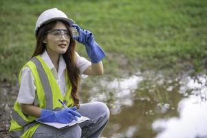 gli ingegneri ambientali ispezionano la qualità dell'acqua, portano l'acqua in laboratorio per i test, controllano il contenuto di minerali nell'acqua e nel suolo, controllano la presenza di contaminanti nelle fonti d'acqua. foto