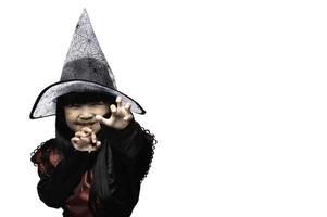 ritratto di bambina asiatica indossa un costume da strega, concetto di festival di halloween foto