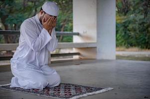 preghiera dell'uomo islam asiatico, preghiera dei giovani musulmani, concetto di festival del ramadan foto