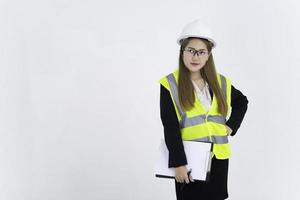 la bella donna asiatica dell'ingegnere indossa un vestito, occhiali e indossa un casco su sfondo bianco, la gente della Tailandia foto