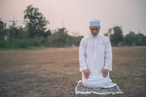 preghiera dell'uomo islam asiatico, preghiera dei giovani musulmani, concetto di festival del ramadan foto